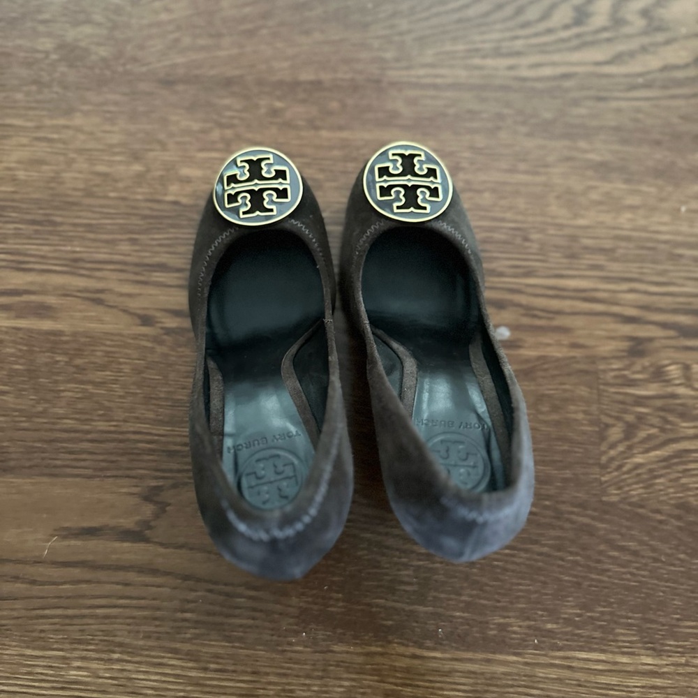 Tory Burch Brown Suede Logo Round-Toe Pumps - Picture 8 of 9